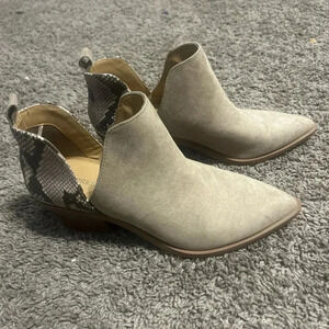 Express boots size 8